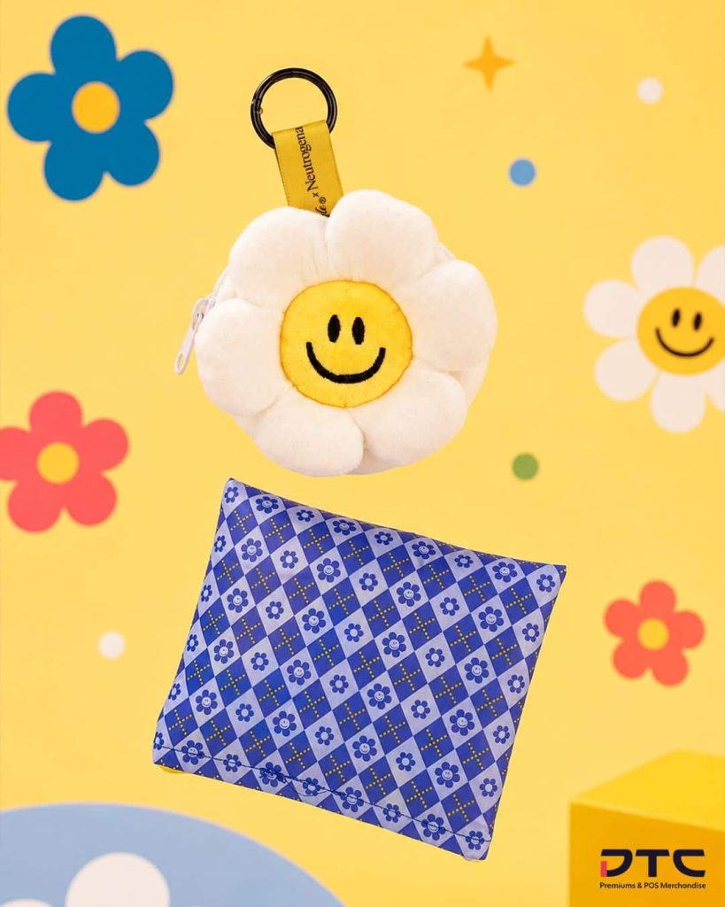 Neutrogena x Wiggle Wiggle plush keychain that contains a foldable shopping bag,