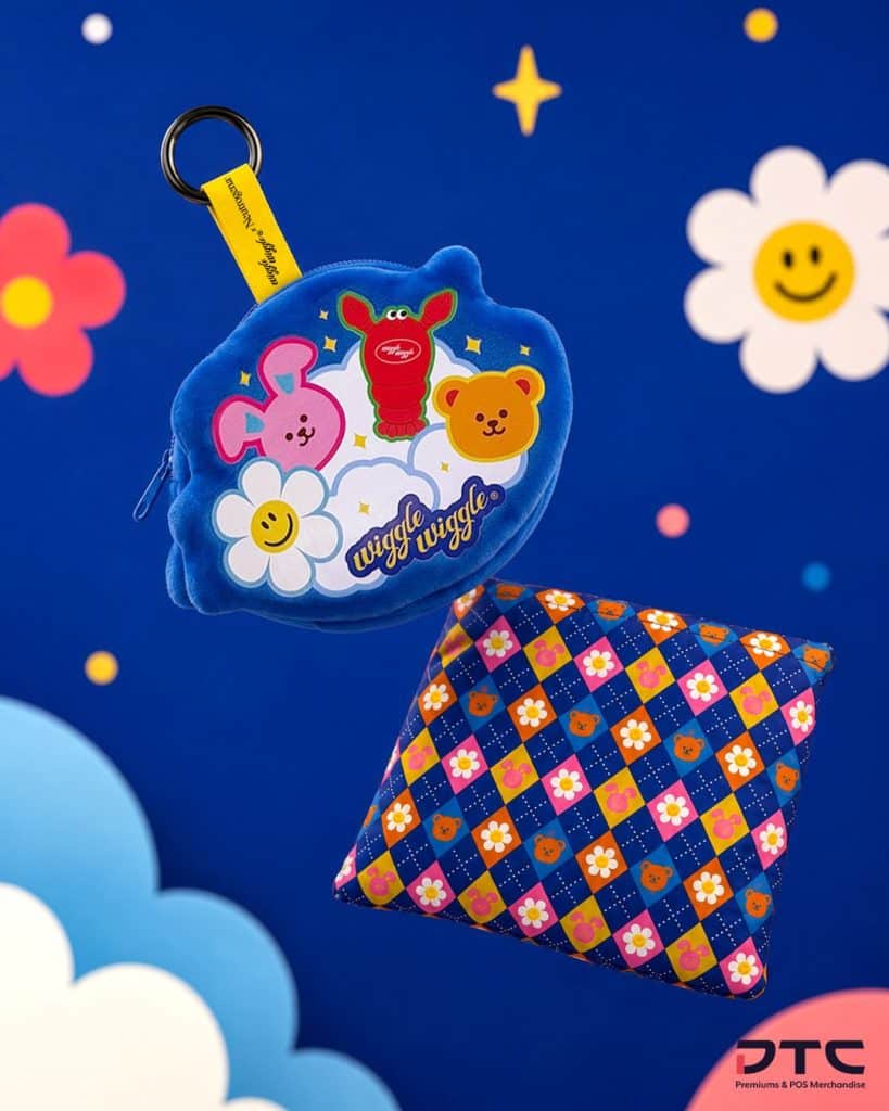 Wiggle Wiggle plush keychain that contains a foldable shopping bag
