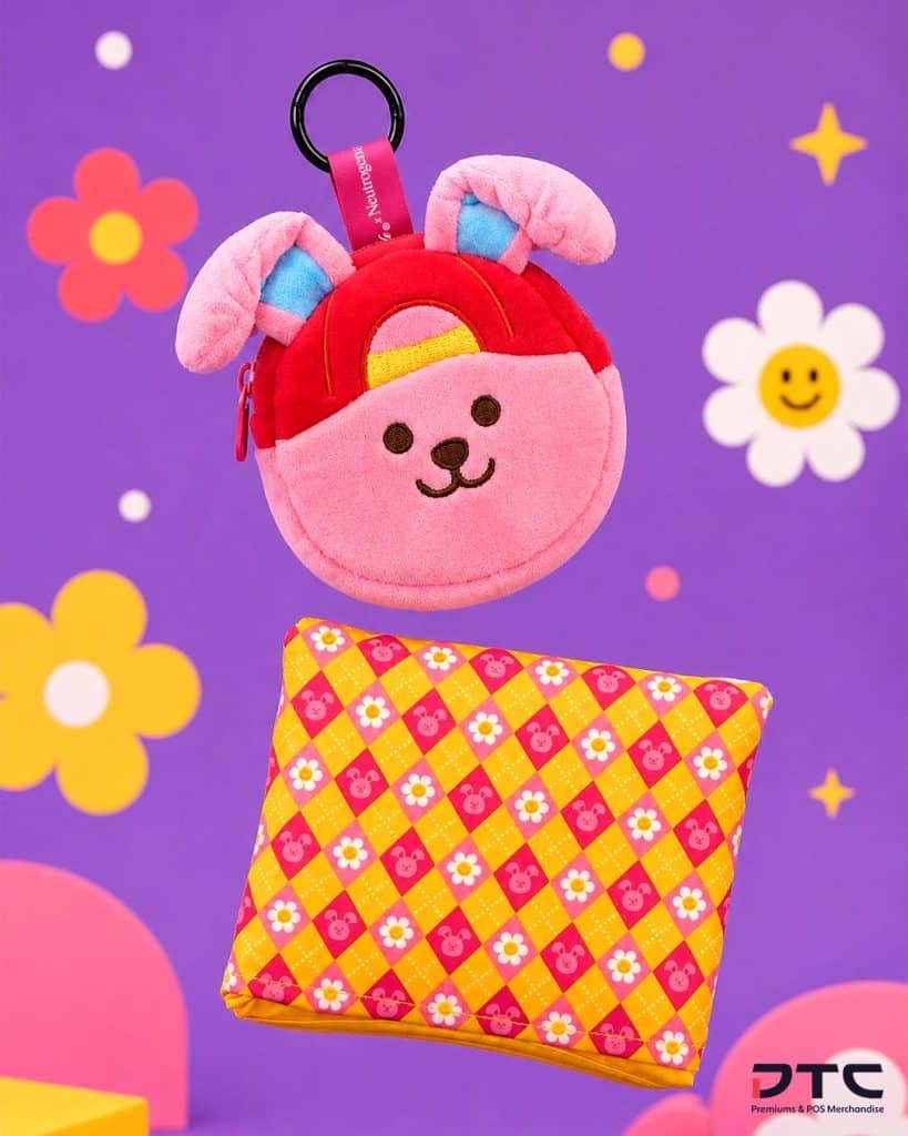 Wiggle Wiggle plush keychain that contains a foldable shopping bag